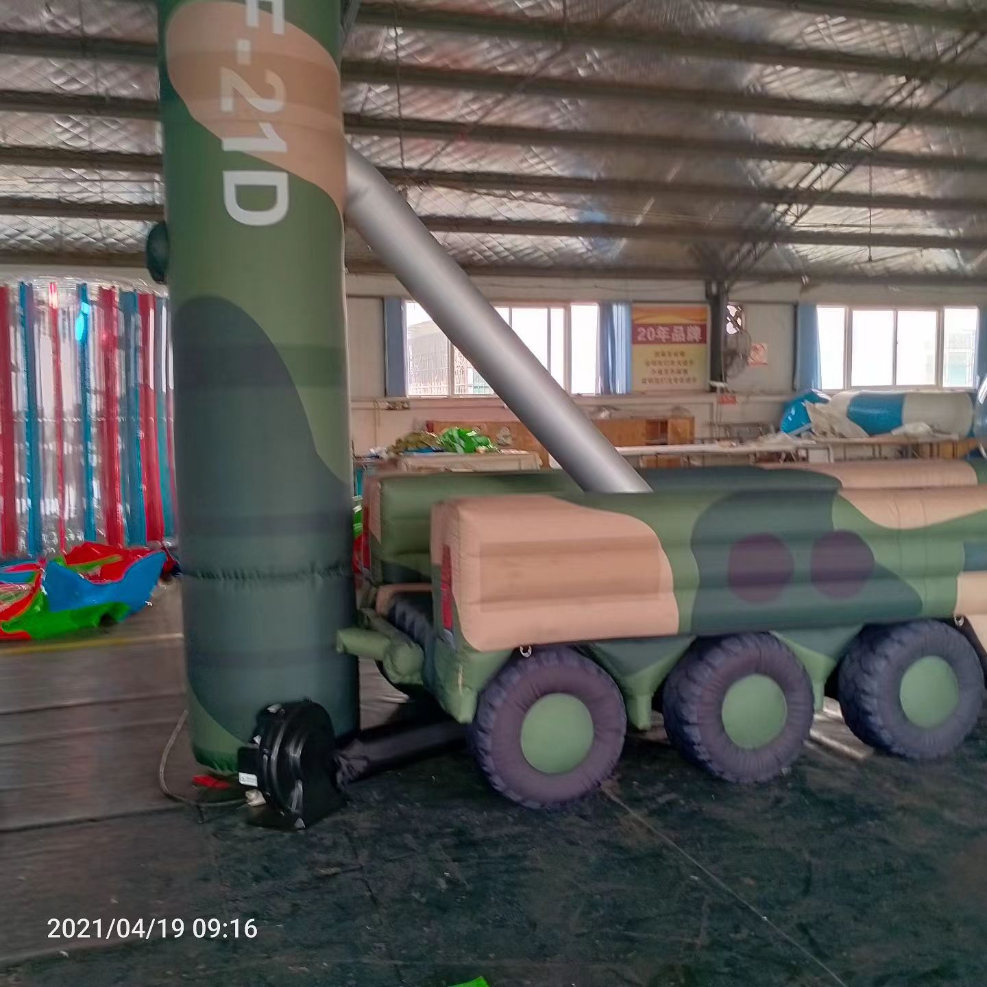 获嘉军事演习中的充气目标车辆：模拟发射车雷达车坦克飞机